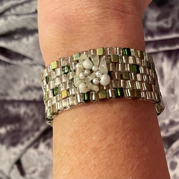 Beautiful hand-beaded sage green and silvery white bracelet. - Picture 10 of 10